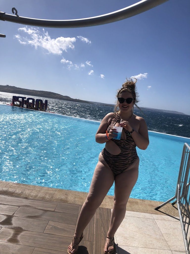 Florence Grace curvefluencer swimsuit